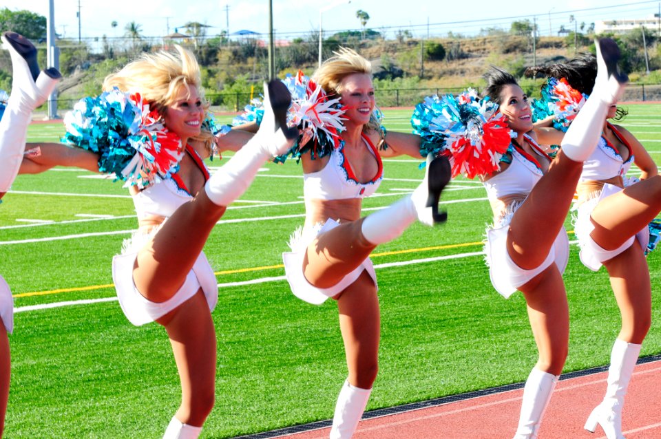 Miami Dolphins cheerleaders visit Guantanamo -k