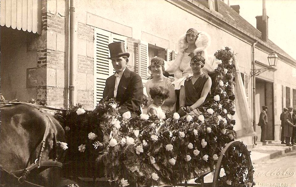 Mi-Carême 1929 à Argent-sur-Sauldre 3. Voiture de la Reine et ses demoiselles d'honneur