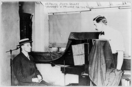 New York (City) Police Dept., 1909- taking mug photo of prisoner LCCN2007678222
