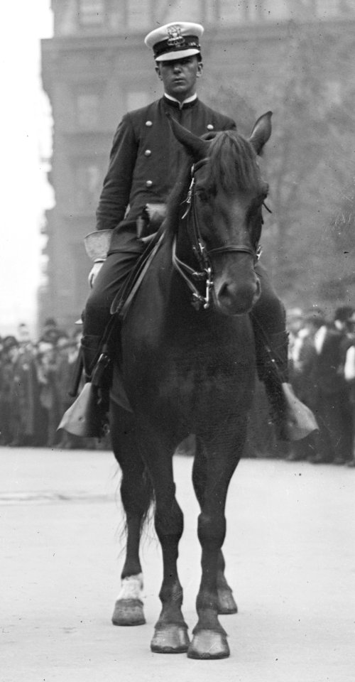 New York City mounted police detail in 1900- Start of John-Ennis C.A.J. Queck-Berner from city hall, N.Y. LCCN2014688154 (cropped)