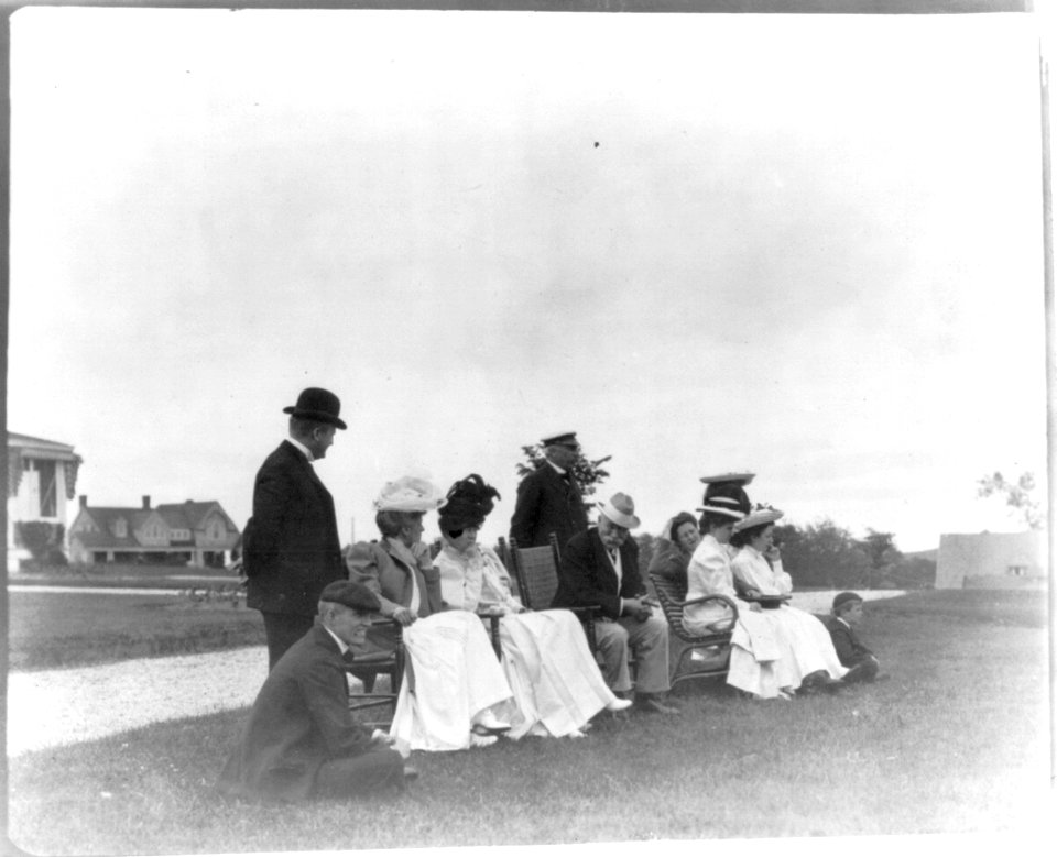 New York - Oyster Bay, Long Island Yacht Club- group of men and women ashore LCCN2006679205