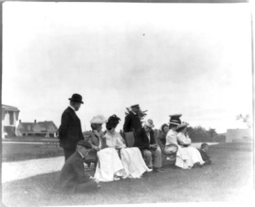 New York - Oyster Bay, Long Island Yacht Club- group of men and women ashore LCCN2006679205