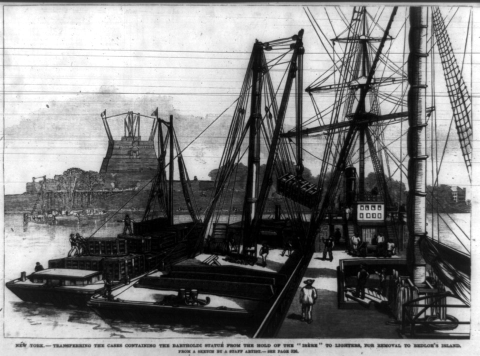 New York - Transferring the cases containing the Bartholdi statue from the hold of the ISERE to lighters, for removal to Bedloe's Island LCCN2003653509