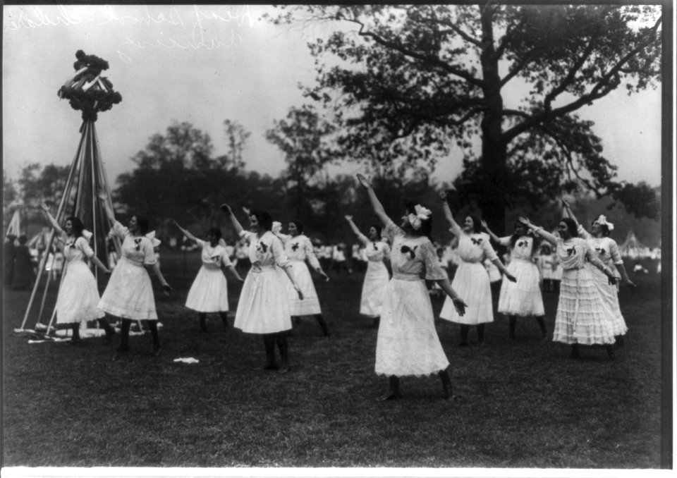 New York City school children. Teen-aged girls dancing at May Pole, May 1913 LCCN2006675676