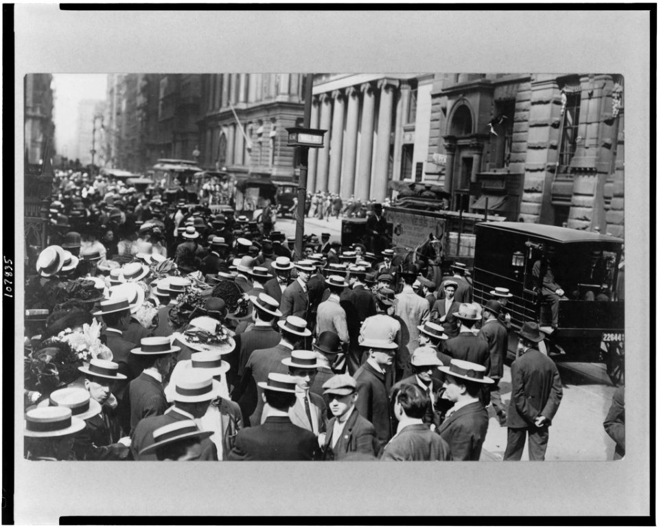 New York City street scenes - crowds before Trinity Church LCCN93506589