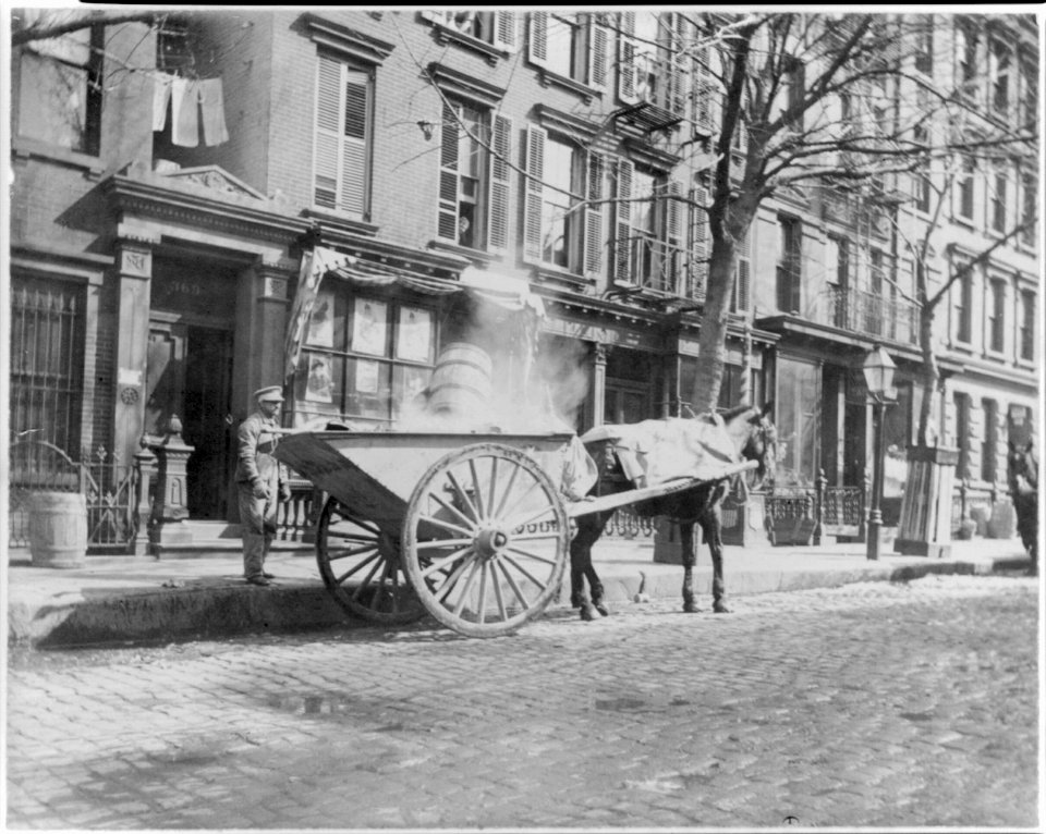 New York City)- Horse-drawn ash cart LCCN2005680937