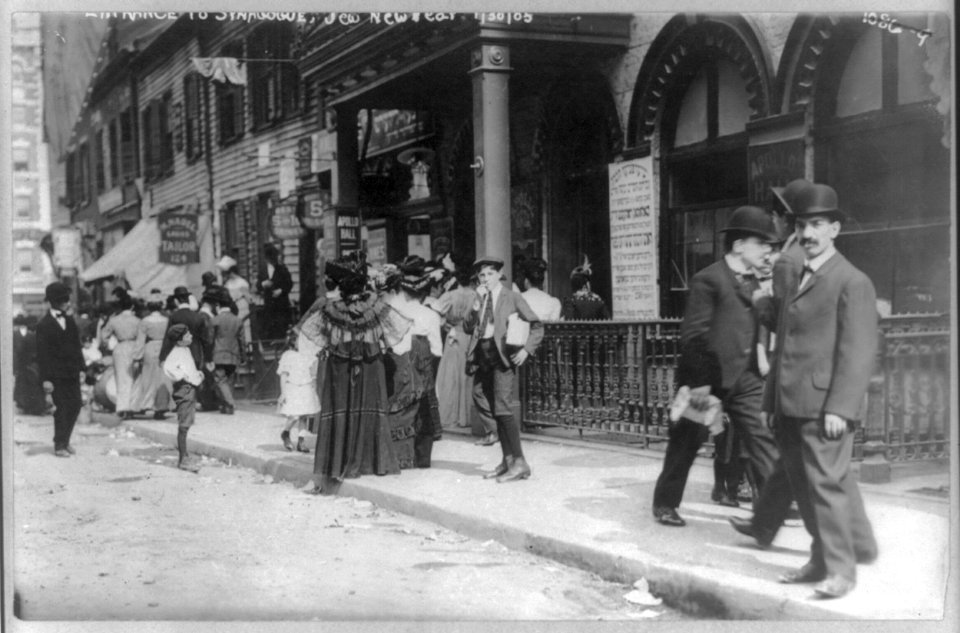 New York City, crowded entrance to East Side Synagogue on Jewish New Year LCCN2016648989
