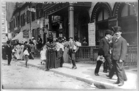 New York City, crowded entrance to East Side Synagogue on Jewish New Year LCCN2016648989