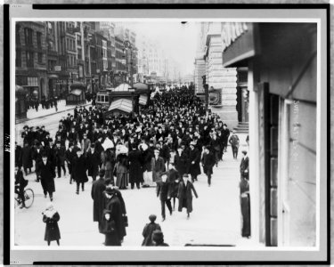 New York, N.Y.-Suffragettes on 23rd Street LCCN97517196