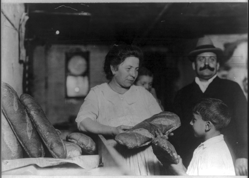New York City. East Side Italian bread peddlers. LCCN2016650854