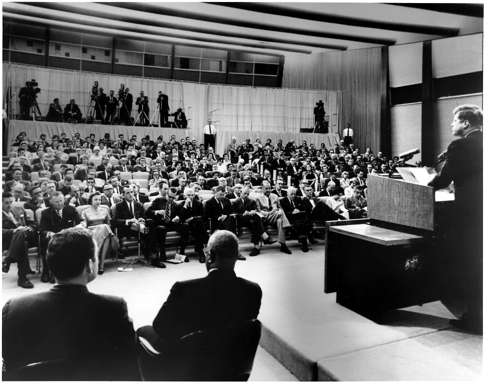 News Conference. Assistant Press Secretaries Malcolm Kilduff, Andrew Hatcher, President Kennedy, members of press.... - NARA - 194184