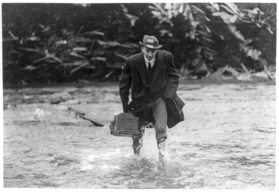 News photographer wading through water during Austin, Pa. flood, Oct. 25, 1911 LCCN2006690033