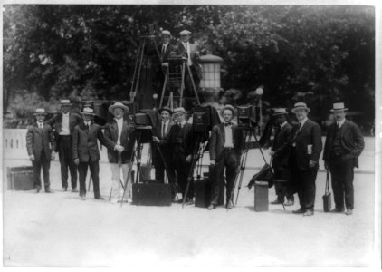 News photographers posed with cameras LCCN89713382
