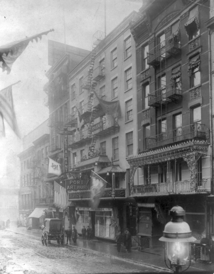 New York City Chinatown decorated for New Year, Jan. 21, 1909 - looking toward Port Arthur restaurant LCCN2001704345 (cropped)
