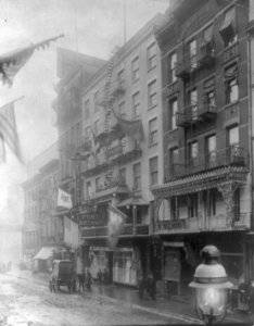 New York City Chinatown decorated for New Year, Jan. 21, 1909 - looking toward Port Arthur restaurant LCCN2001704345 (cropped)
