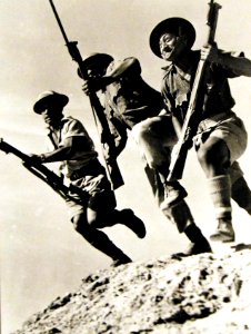 New Zealand soldiers storming, North African Campaign, 1940-43 (24332674154)