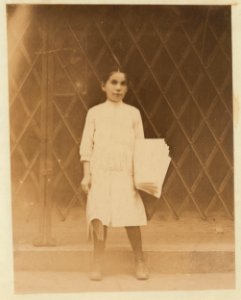 Newsgirl. Bowery. LOC nclc.03652