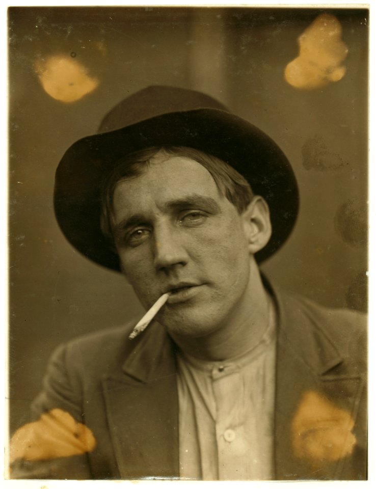 Newsie. St. Louis, Mo. May 1910. LOC cph.3b21325