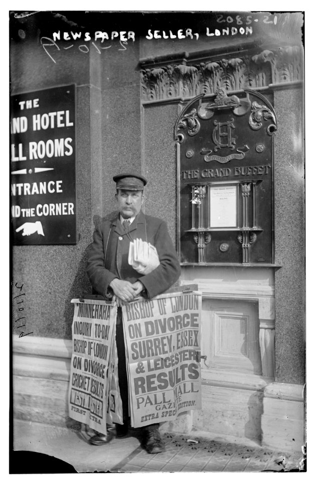 Newspaper seller, London LCCN2014688586