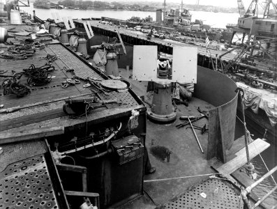 Newly installed 20mm guns aboard USS Enterprise (CV-6) at Pearl Harbor Naval Shipyard on 19 March 1942 (NH 81081)
