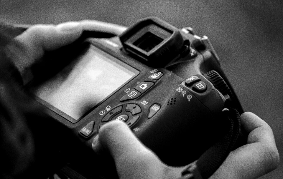 Hand equipment device