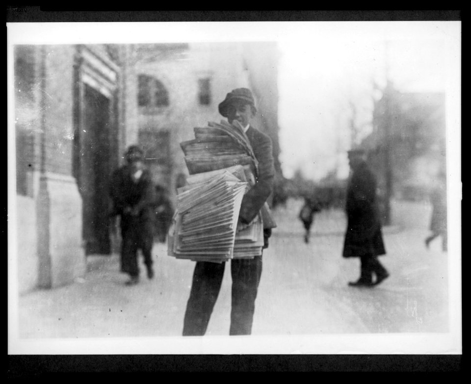Newsboy on a city street LCCN2005684113