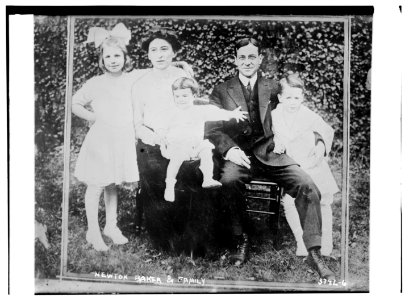 Newton Baker & family LCCN2014701173