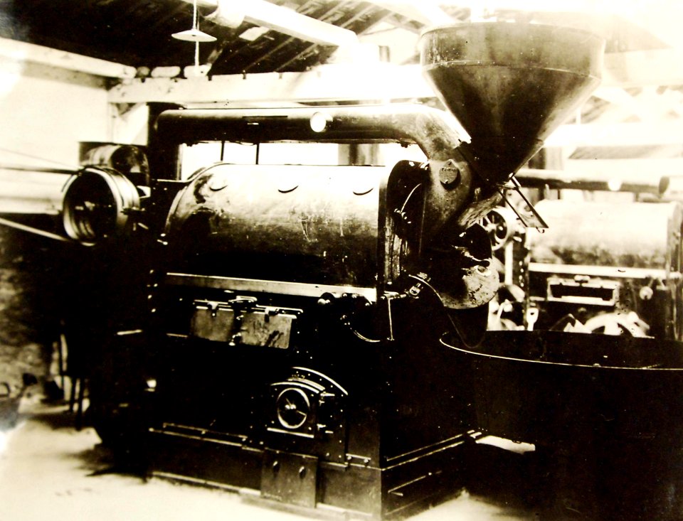 Newly installed coffee roaster at Q.M.C, Corbeil France, July 22, 1918 (28457615746)