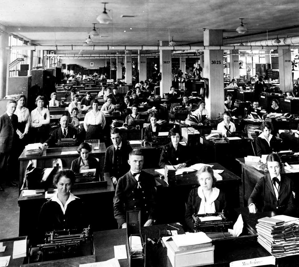 NH 52909 - typing pool, Navy Department, Washington DC
