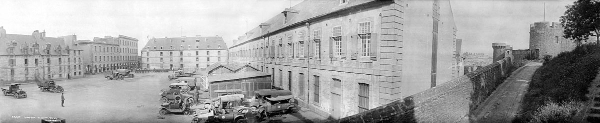 NH 104973 cour du chateau 1919