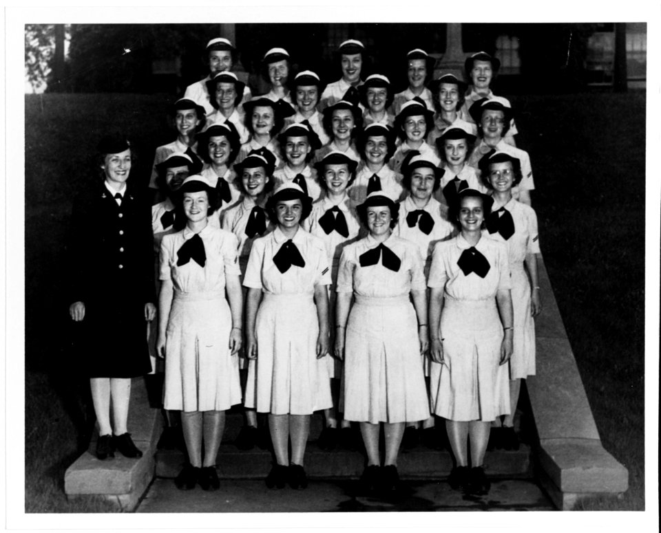 NH 91527- WAVE Yeoman Class Graduates, Hunter College (1943)