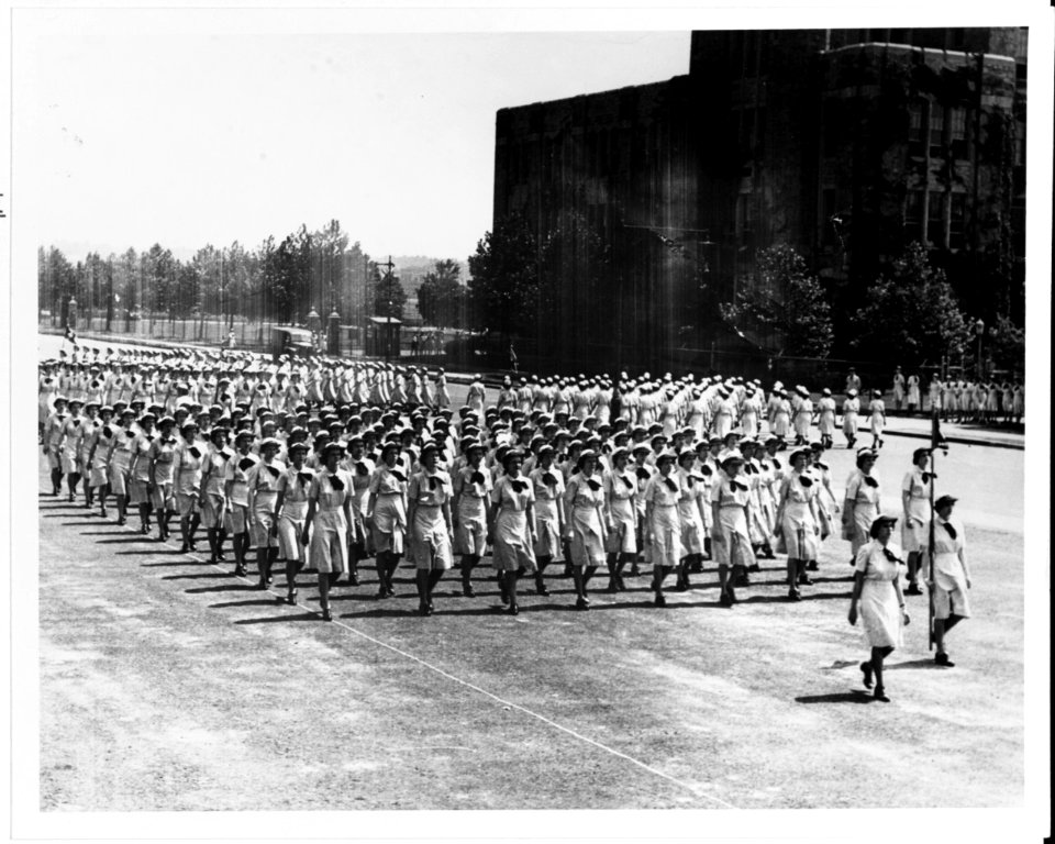 NH 91525 - WAVES Pass in review, Hunter College (1943)