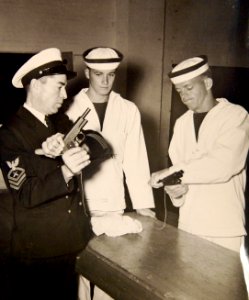 Midshipman are shown the handling of “Service 45” from a Chief Gunner’s Mate, 1942 (39405627295)