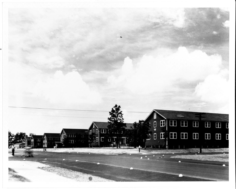 NH 91526 - WAVES Barracks, Hunter College (ca 1943)