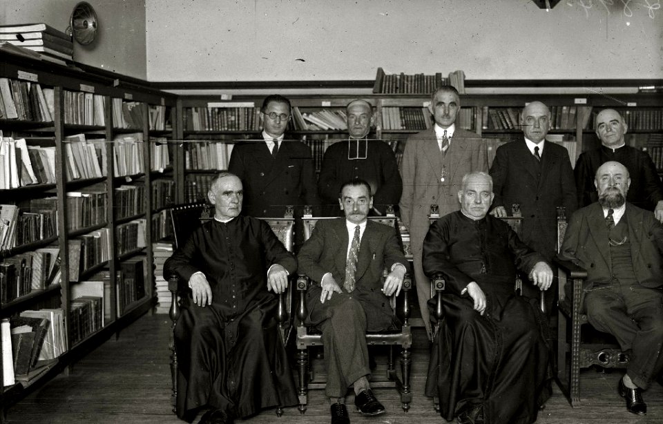 Miembros de la Academia de la Lengua Vasca y de la Federación de Entidades Euskeristas (1 de 3) - Fondo Car-Kutxa Fototeka