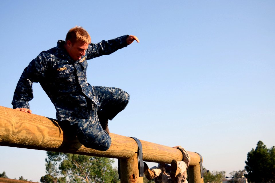 Midshipmen navigate Miramar obstacle course during summer training 140804-N-BB534-254