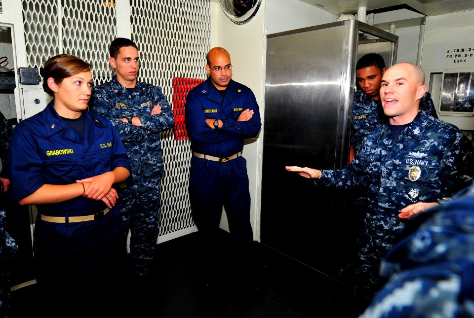 Midshipmen training aboard USS Peleliu 120628-N-SH505-014