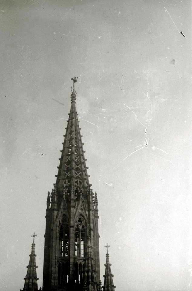 Miguel Puertollano escalando la fachada de la Catedral del Buen Pastor (2 de 3) - Fondo Car-Kutxa Fototeka