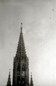 Miguel Puertollano escalando la fachada de la Catedral del Buen Pastor (2 de 3) - Fondo Car-Kutxa Fototeka