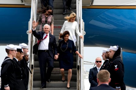 Mike Pence visits Atsugi 04
