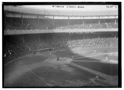 Mike McNally steals home, 10-5-1921 World Series Game at Polo Grounds, 5th inning (baseball) LCCN2014713340