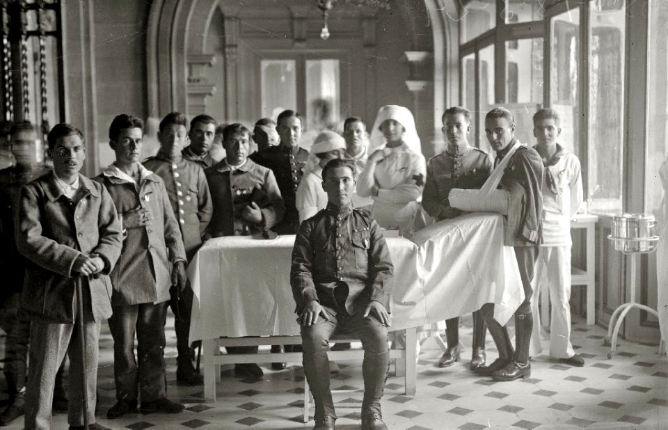 Militares heridos en la guerra de África en el Gran Casino de San Sebastián habilitado como hospital de la Cruz Roja (6 de 15) - Fondo Car-Kutxa Fototeka