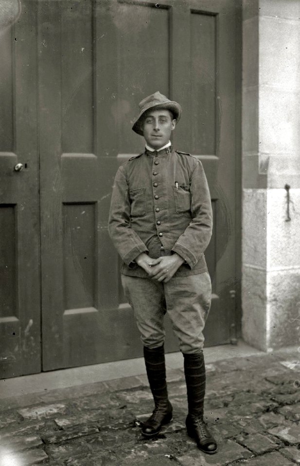 Militares heridos en la guerra de África en el patio del palacio de Miramar habilitado como hospital militar (1 de 4) - Fondo Car-Kutxa Fototeka