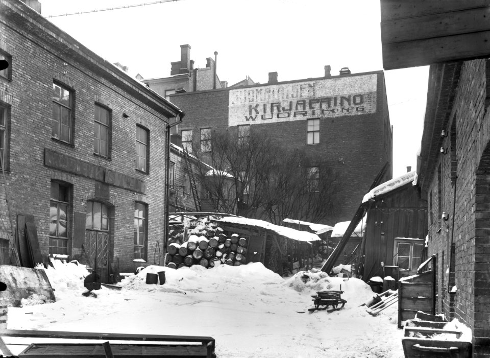 Mikonkatu 13. Taustalla Vuorikatu 6. Mainoskyltit- Suomalaisen kirjapaino, Wuorikatu 6. Werkstadt - N1583 (hkm.HKMS000005-km0000n2ot)