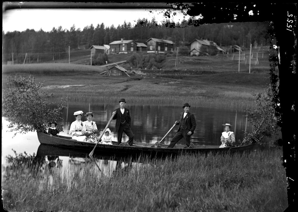 Midsommar i Sörbäcken. Sällskap i roddbåt. Sörbäcken, Lima, Dalarna - Nordiska Museet - NMA.0028507