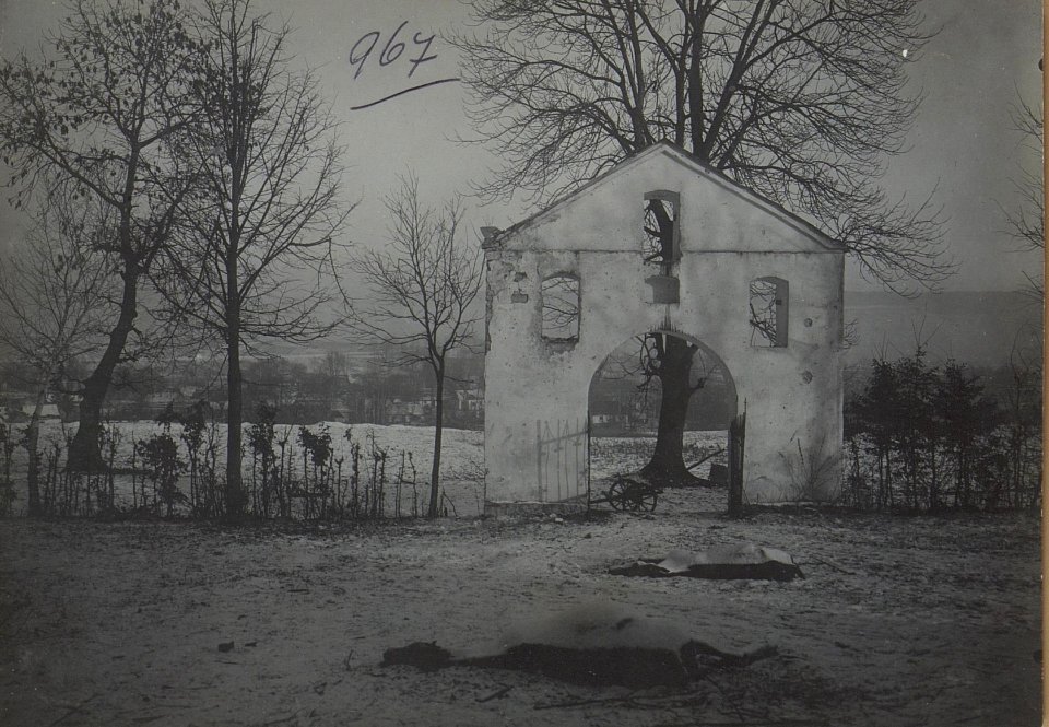 Mieczyszczow, vor der Kirche, nach feindl. Beschiessung. (BildID 15727712)