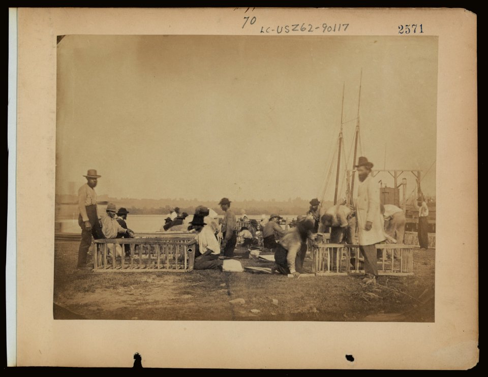 Military construction in northern Virginia- men making frames for blanket boats by the Potomac River LCCN97502067