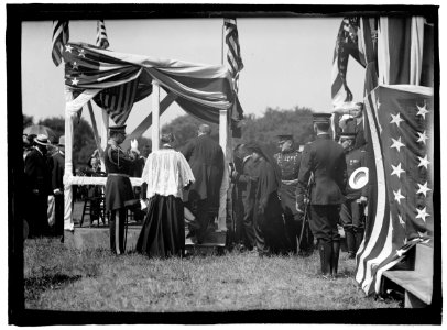 MILITARY FIELD MASS (BY HOLY NAME SOC. OF ROMAN CATHOLIC CHURCH) LCCN2016863359