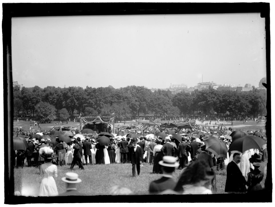 MILITARY FIELD MASS BY HOLY NAME SOC. OF ROMAN CATHOLIC CHURCH. GENERAL VIEW LCCN2016863357