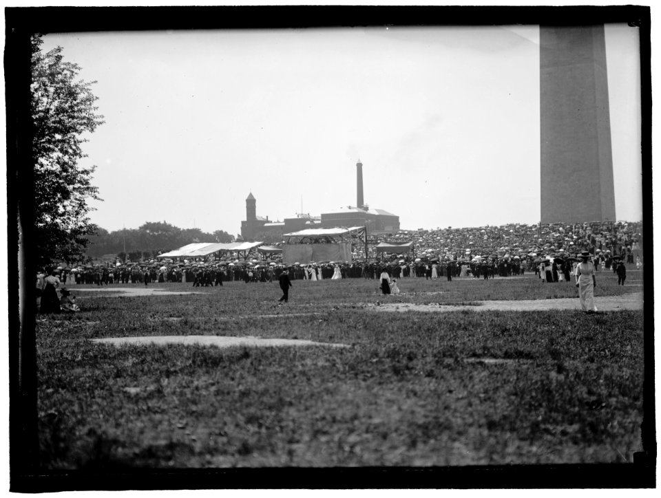 MILITARY FIELD MASS BY HOLY NAME SOC. OF ROMAN CATHOLIC CHURCH. GENERAL VIEW LCCN2016863360